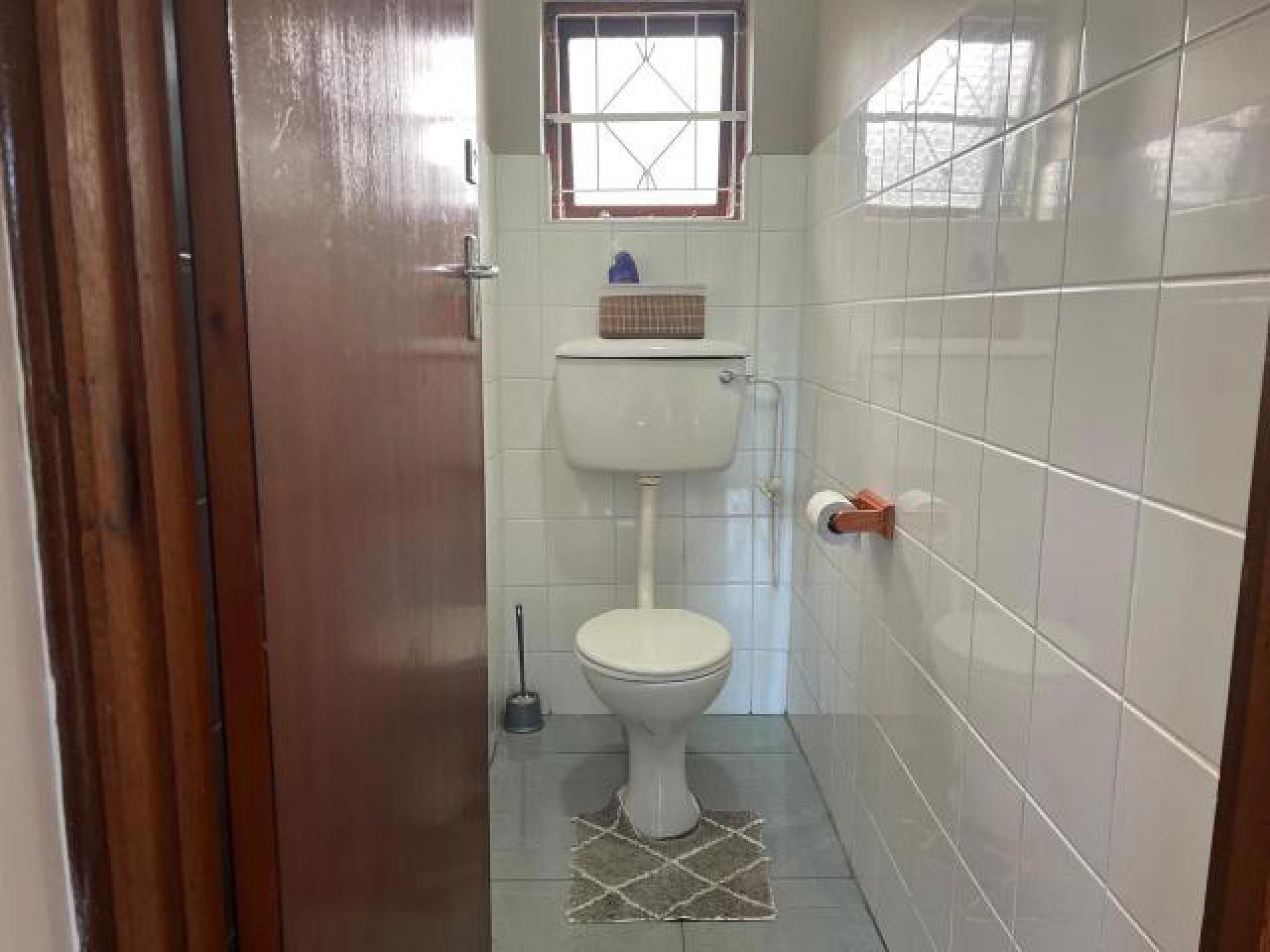 Bathroom 1 of property in Amalinda