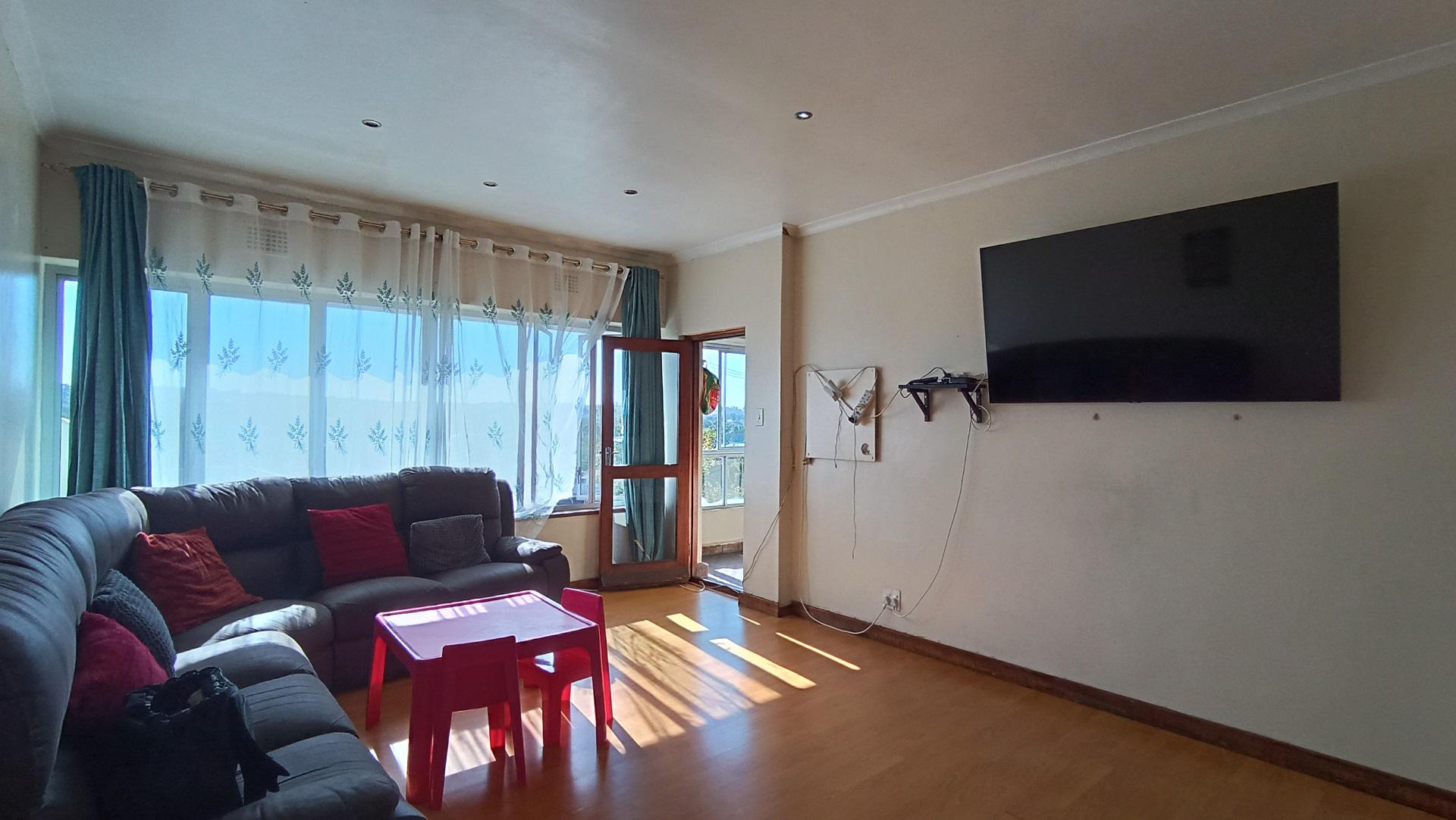 Lounges - 27 square meters of property in Bellville