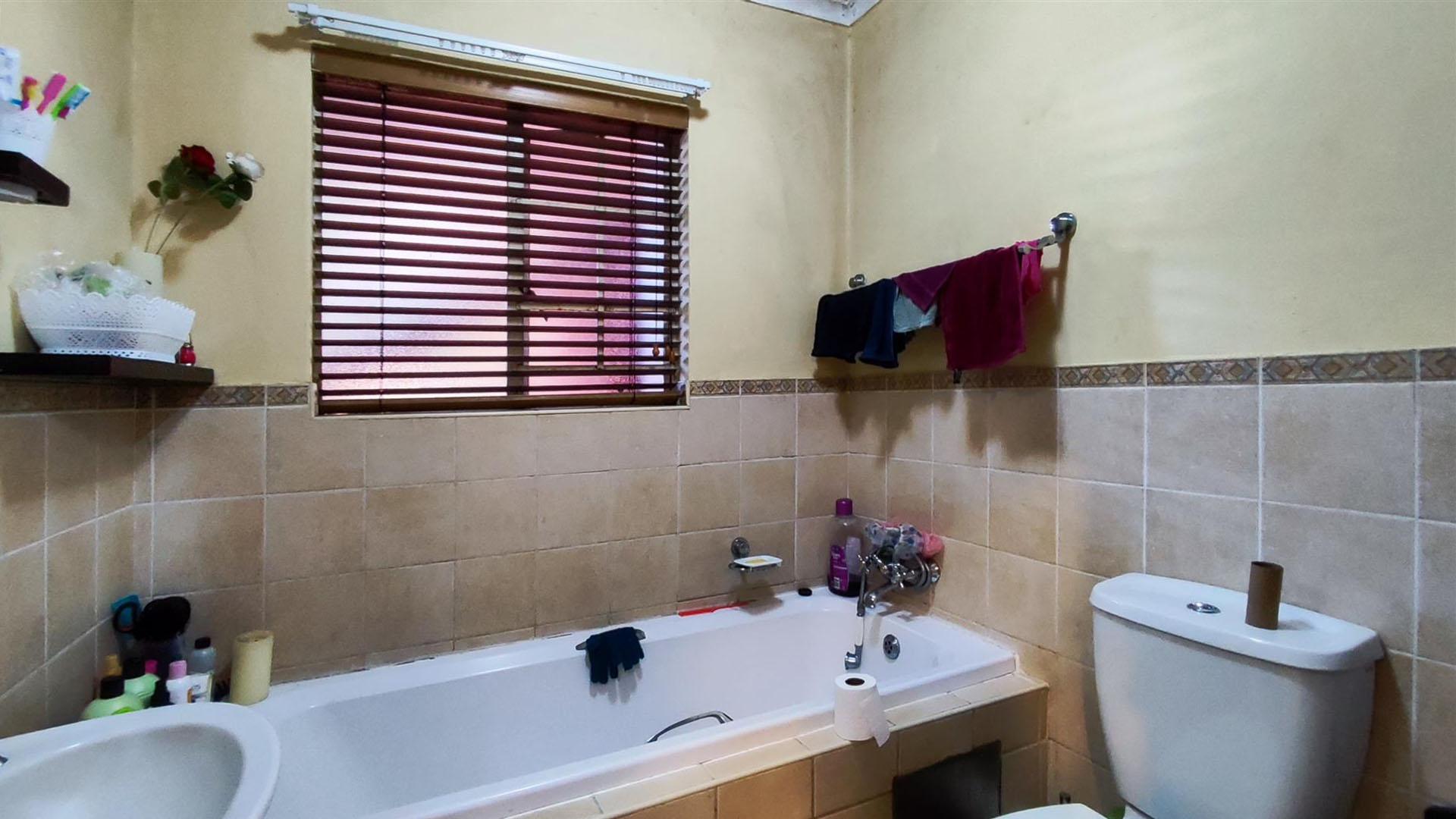 Bathroom 1 - 6 square meters of property in Castleview