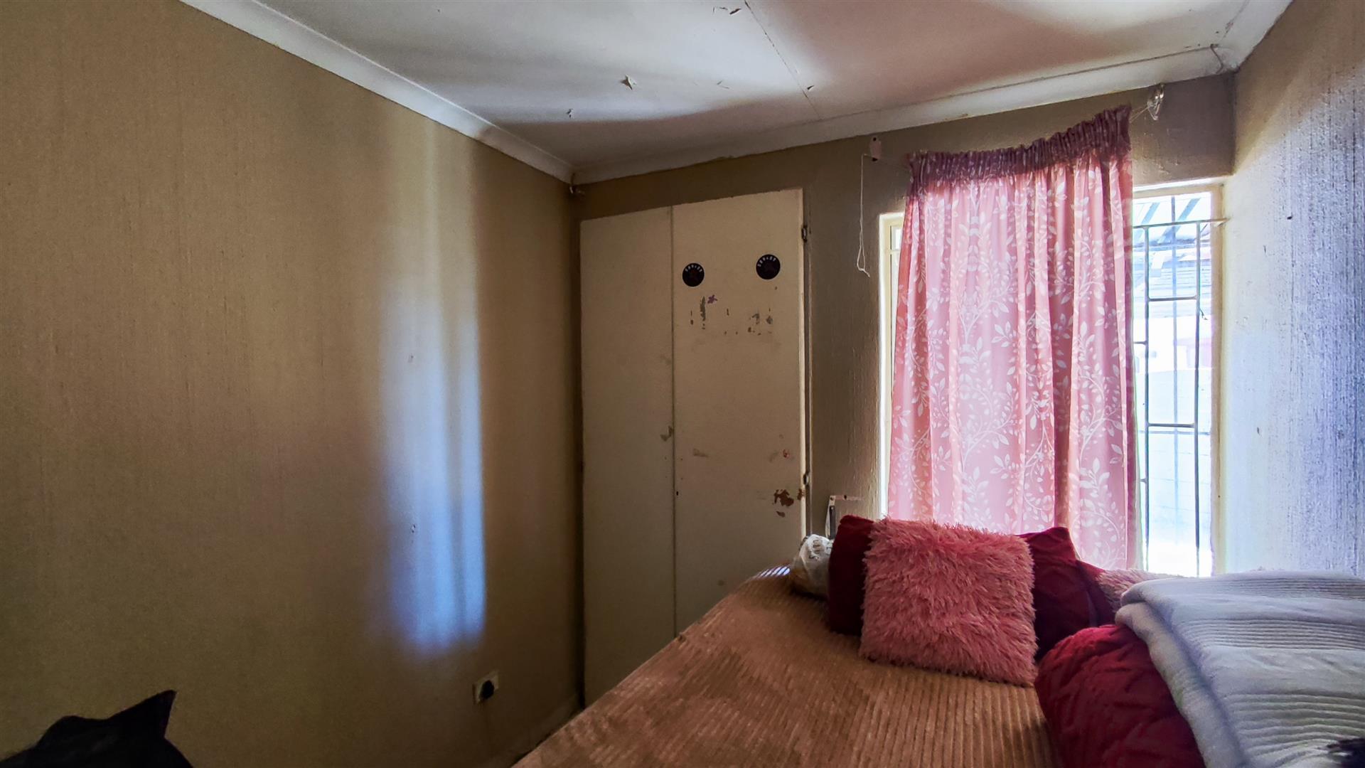Bed Room 1 - 8 square meters of property in Dawn Park