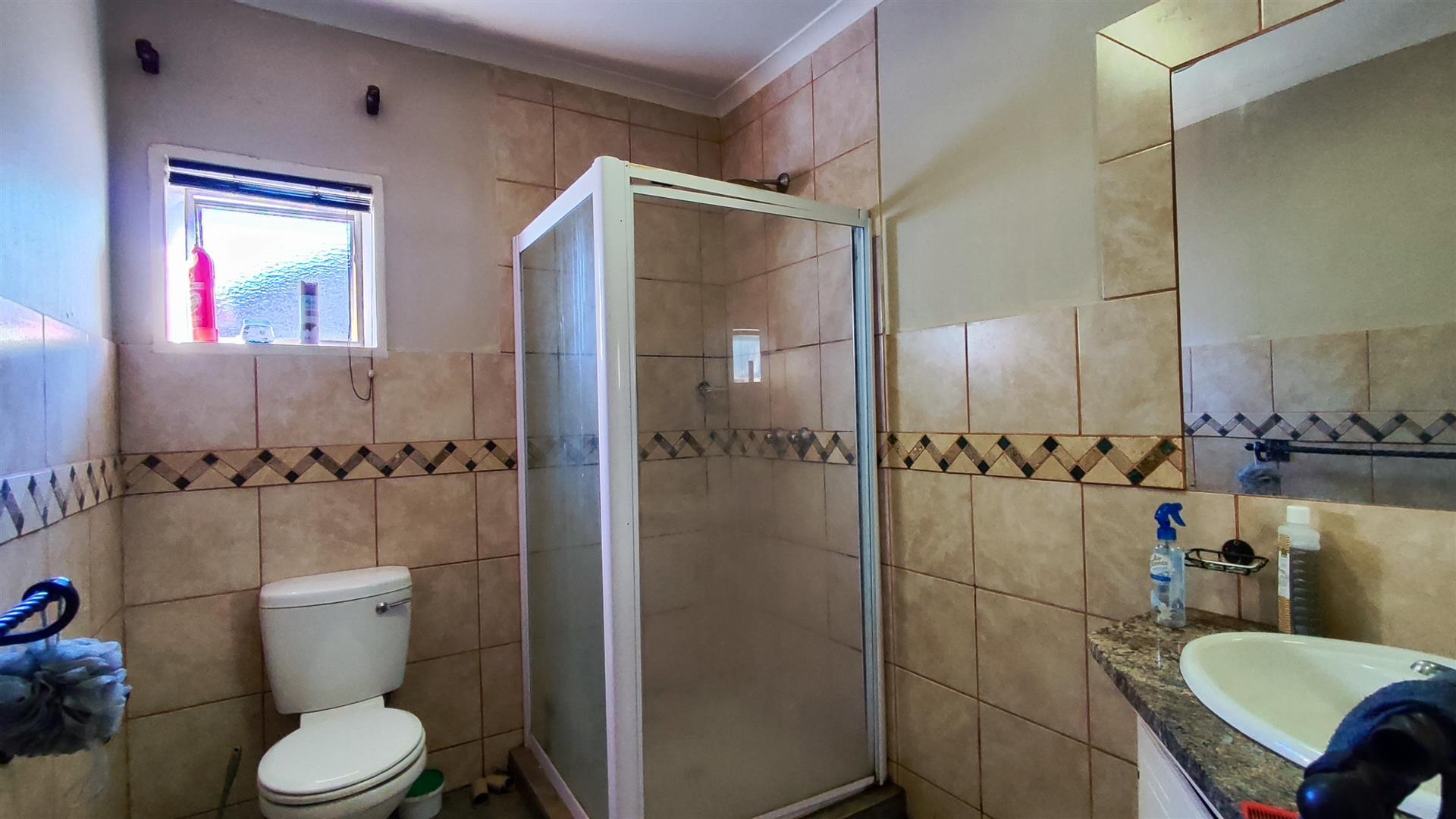 Bathroom 1 - 7 square meters of property in Rensburg