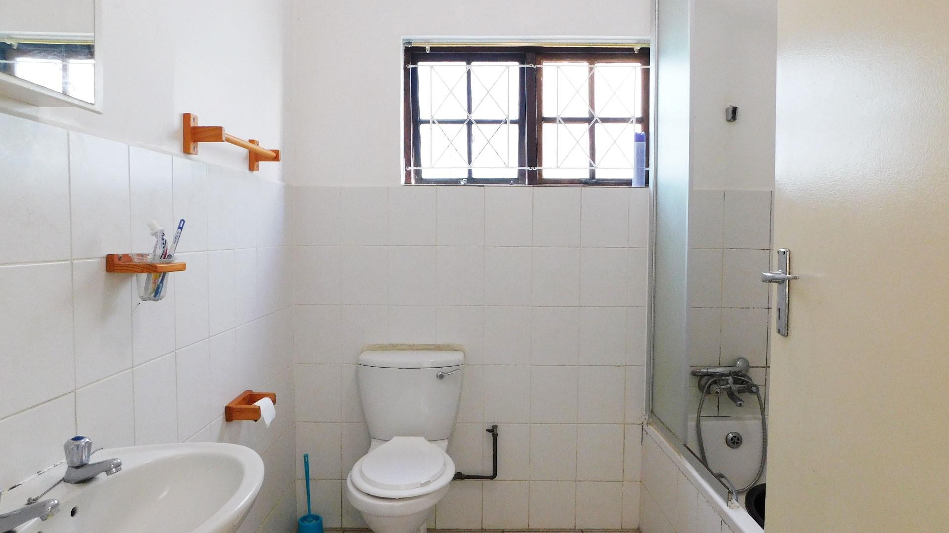 Bathroom 1 - 6 square meters of property in Uvongo