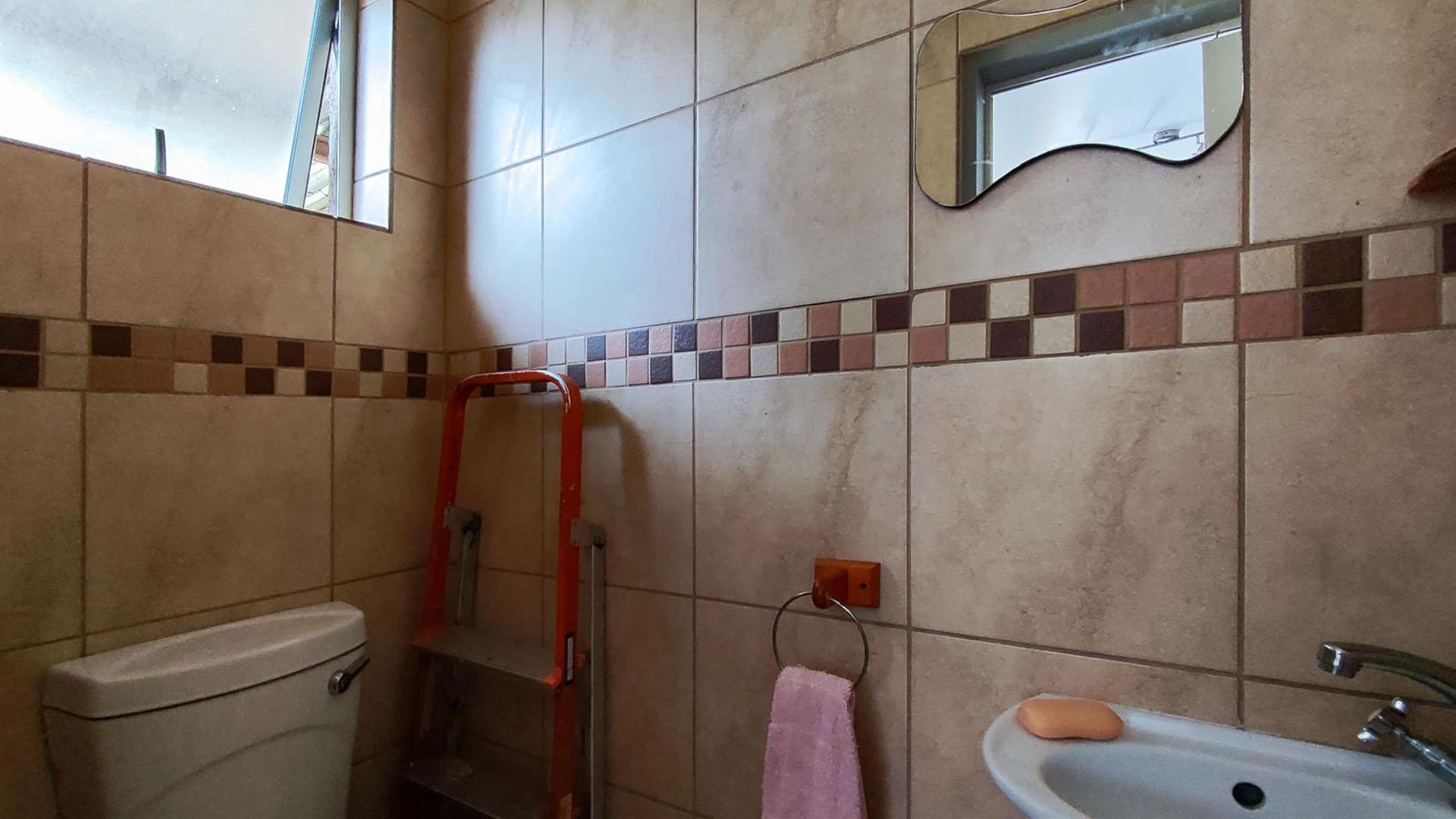 Guest Toilet - 3 square meters of property in Boksburg