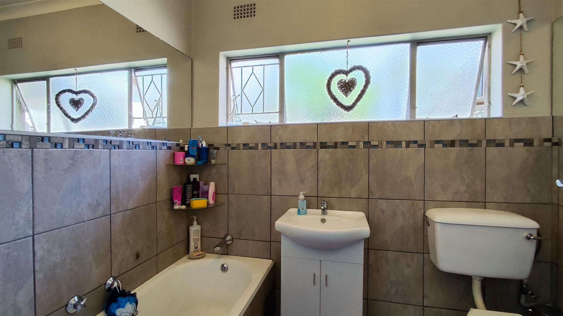 Bathroom 1 - 6 square meters of property in Boksburg