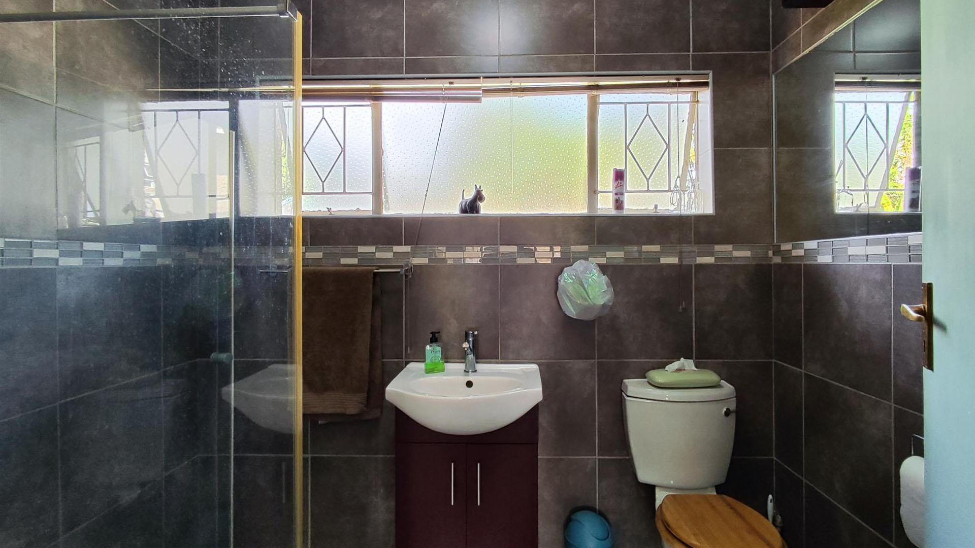 Main Bathroom - 15 square meters of property in Boksburg