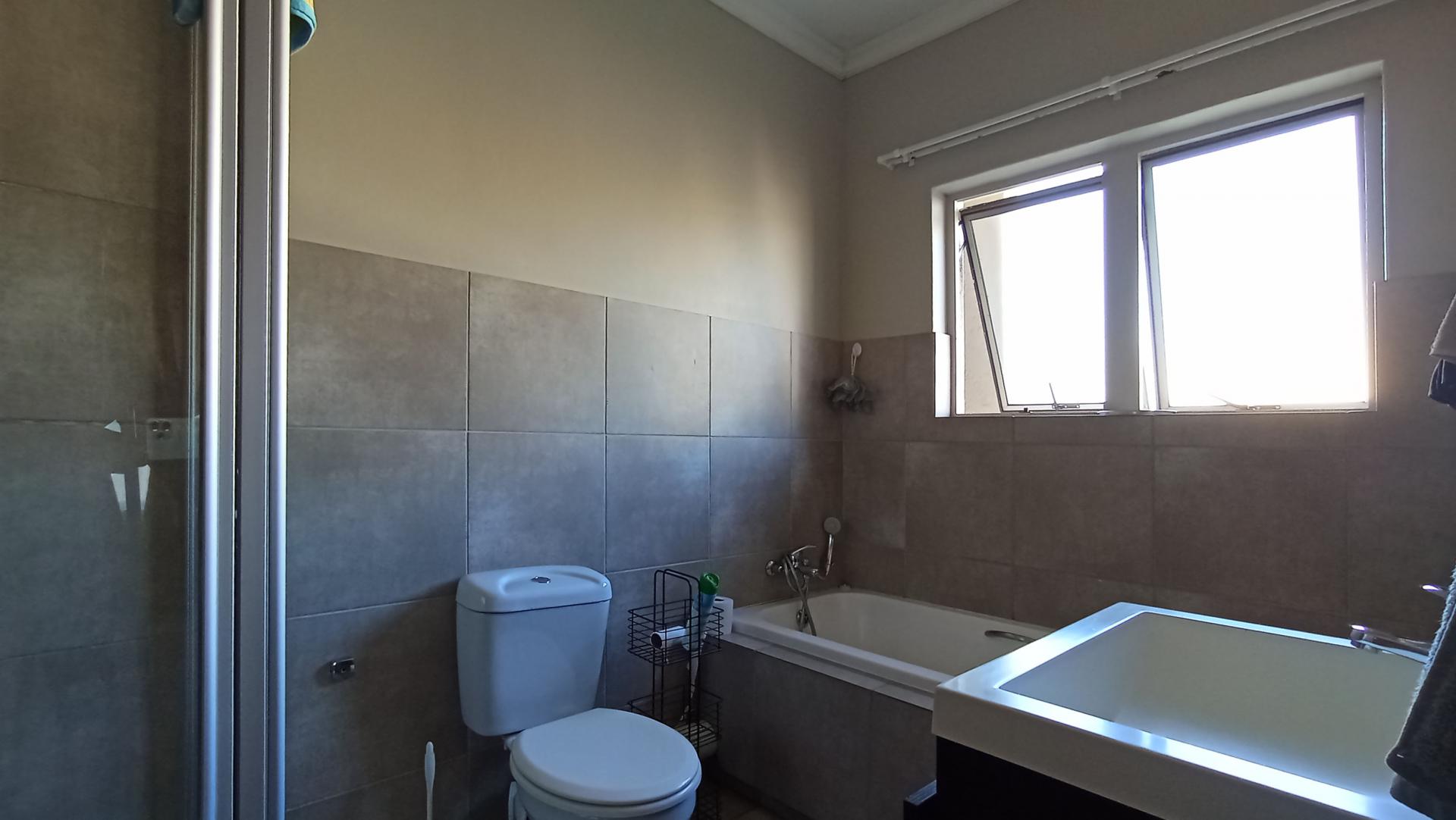 Main Bathroom - 7 square meters of property in Erand Gardens