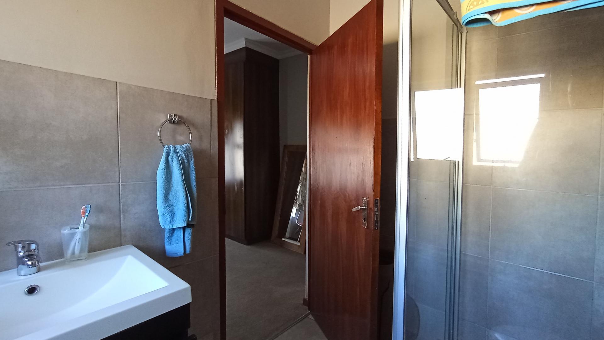 Main Bathroom - 7 square meters of property in Erand Gardens