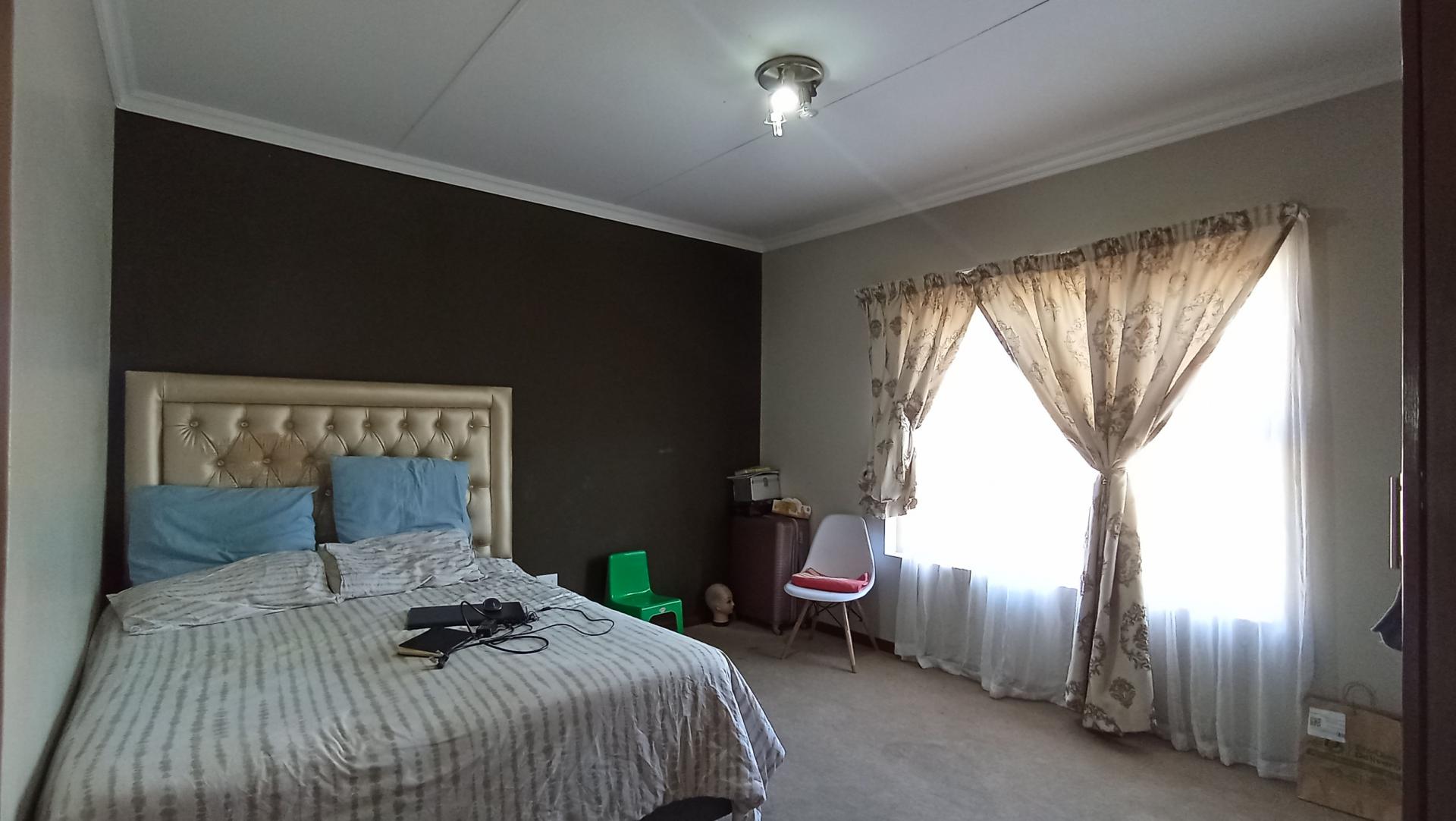 Main Bedroom - 19 square meters of property in Erand Gardens