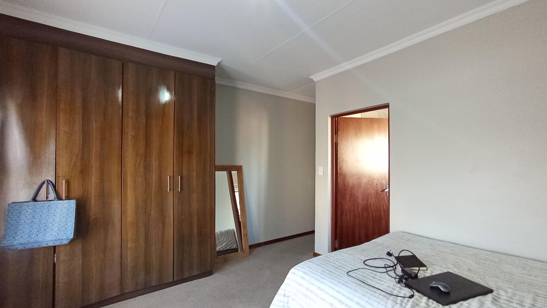 Main Bedroom - 19 square meters of property in Erand Gardens