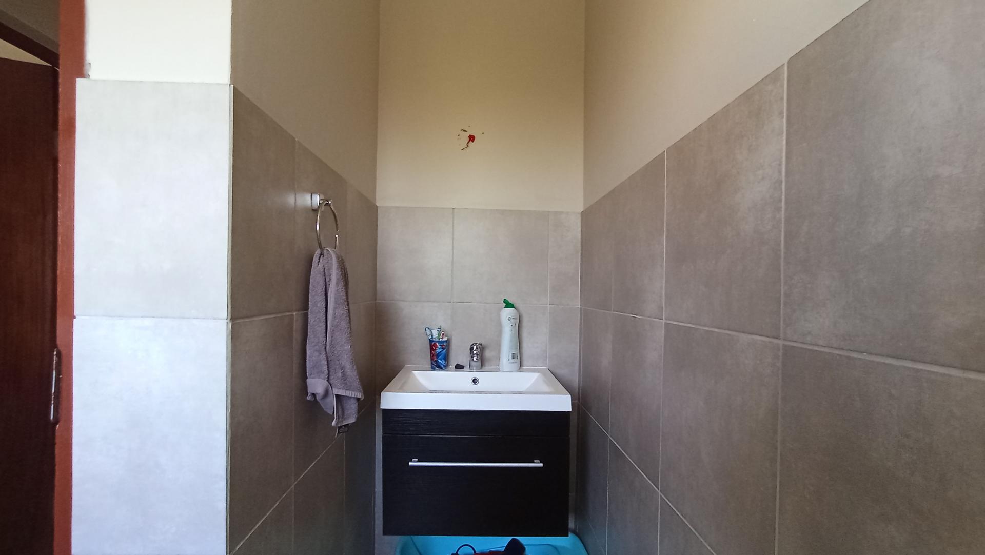 Bathroom 1 - 6 square meters of property in Erand Gardens