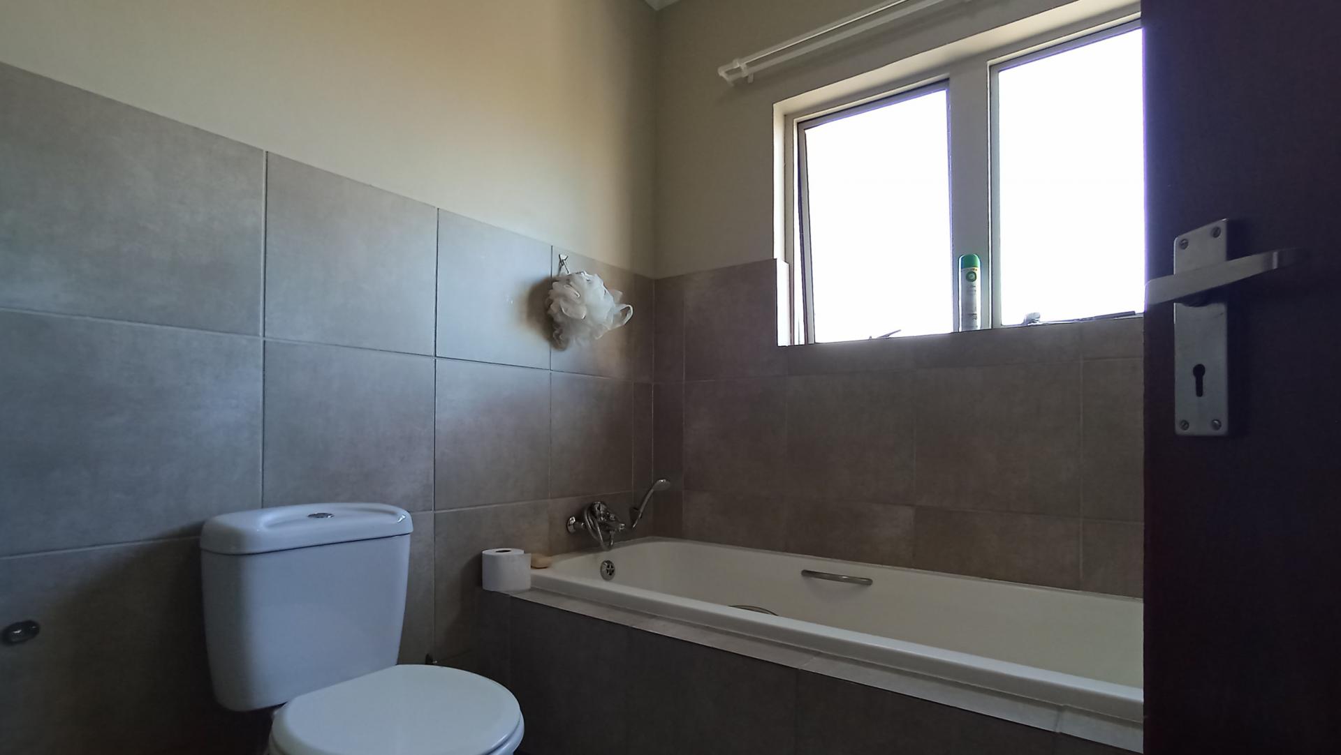 Bathroom 1 - 6 square meters of property in Erand Gardens