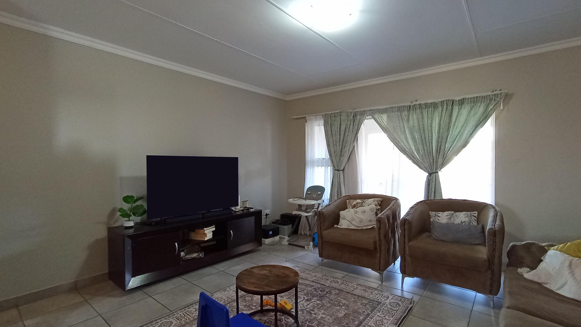 Lounges - 22 square meters of property in Erand Gardens