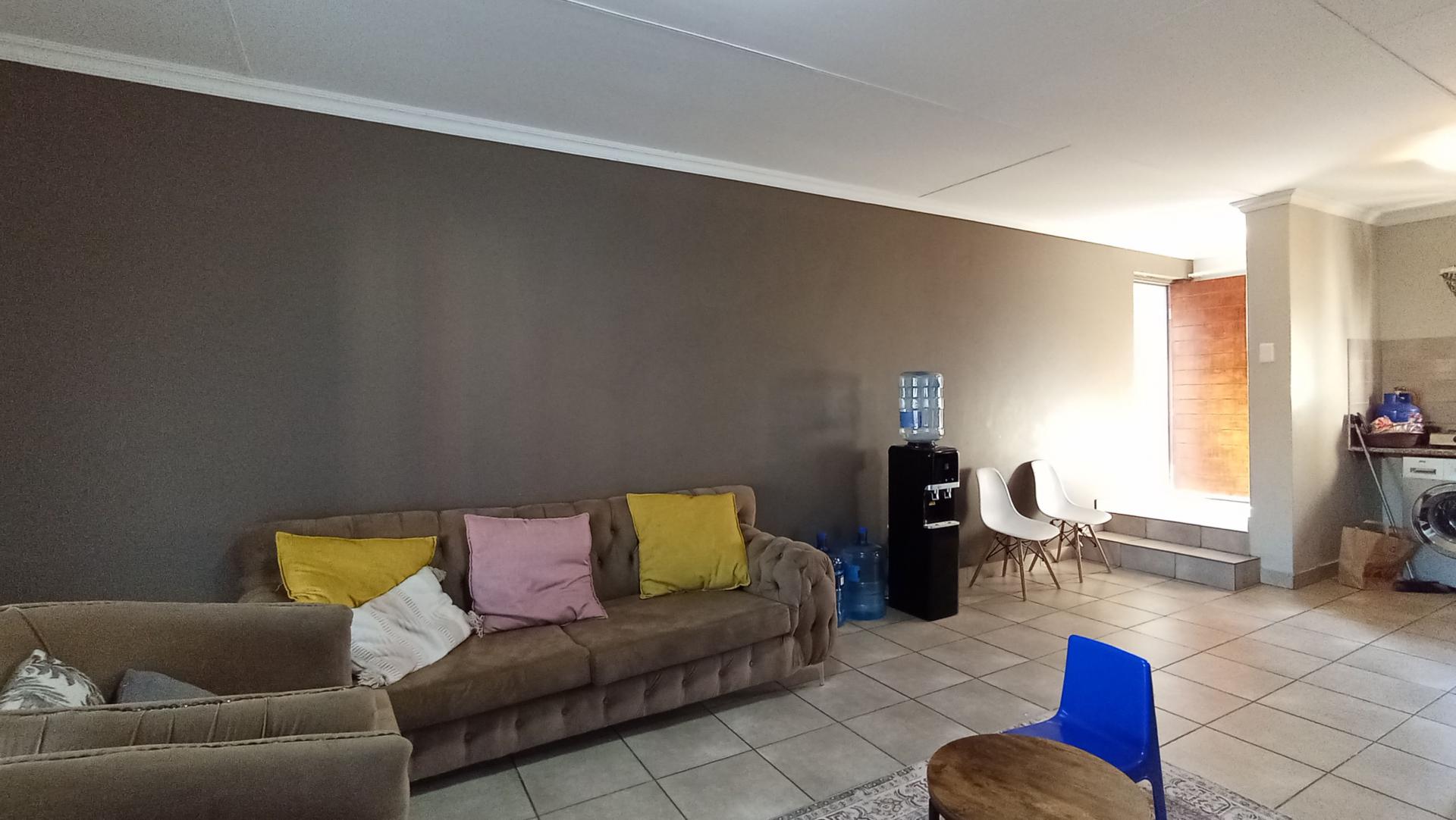 Lounges - 22 square meters of property in Erand Gardens