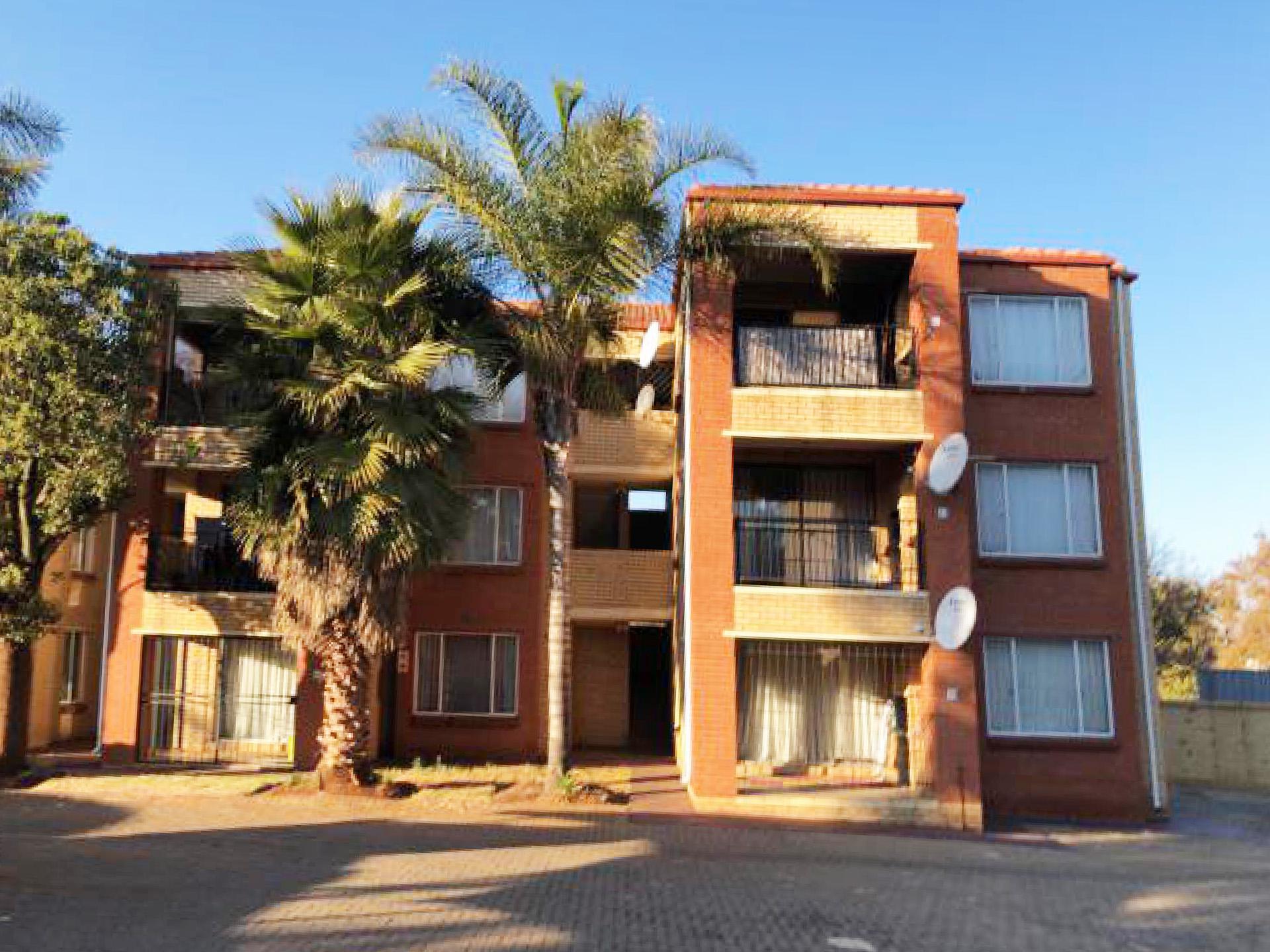 Front View of property in Die Hoewes