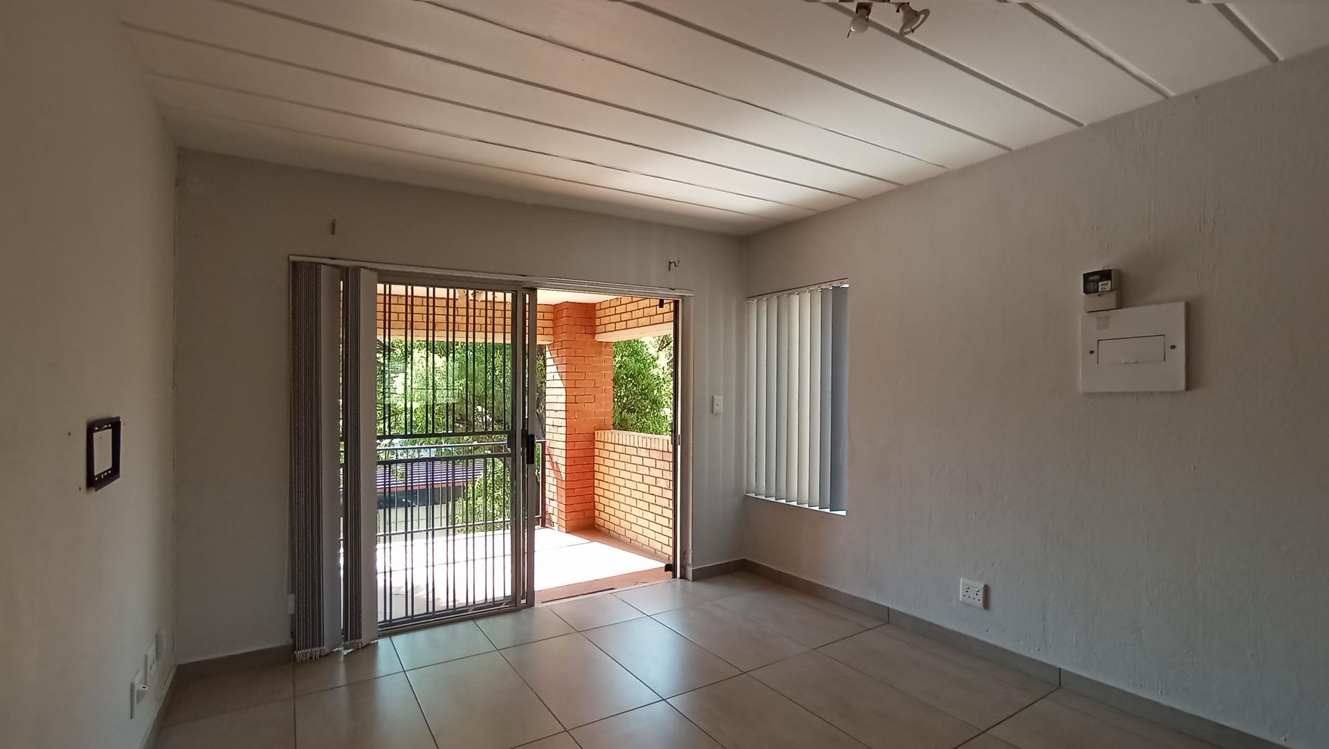 Lounges - 17 square meters of property in Die Hoewes