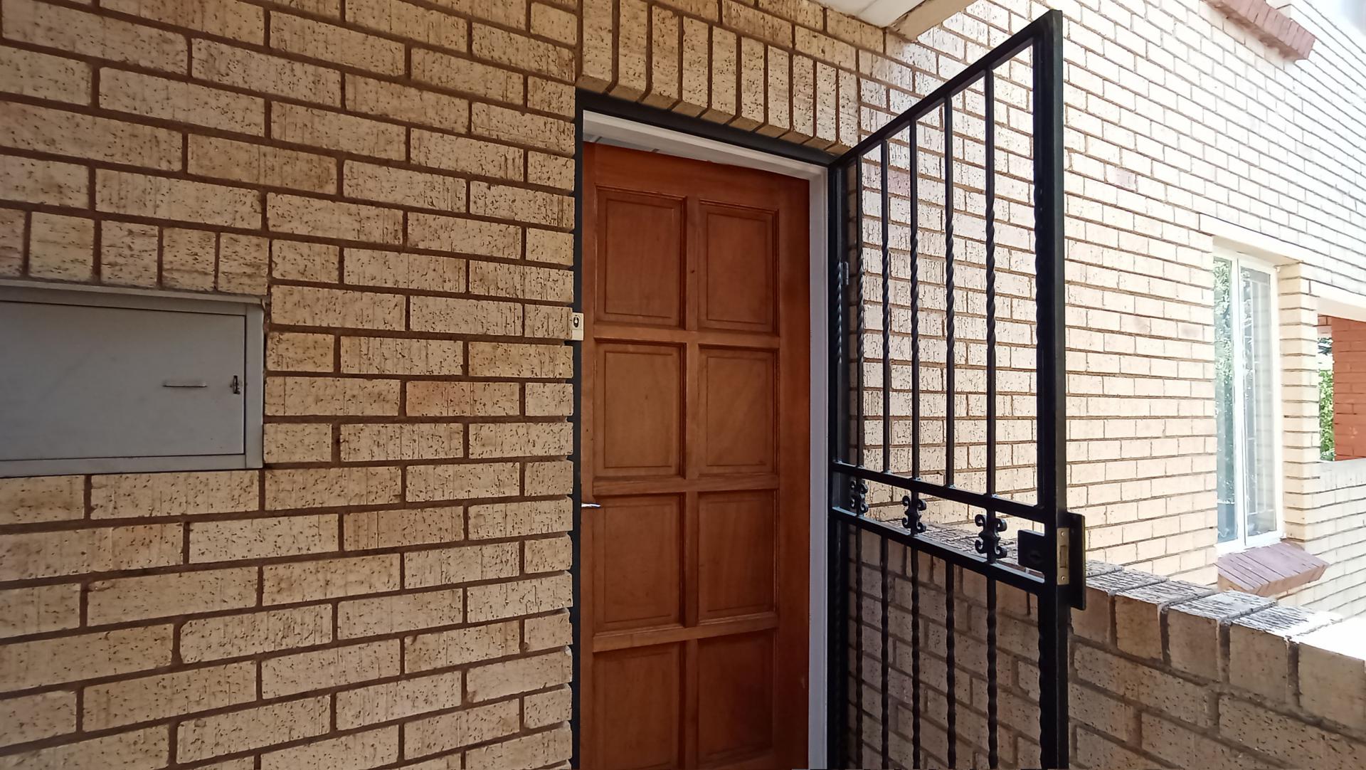 Front View of property in Die Hoewes