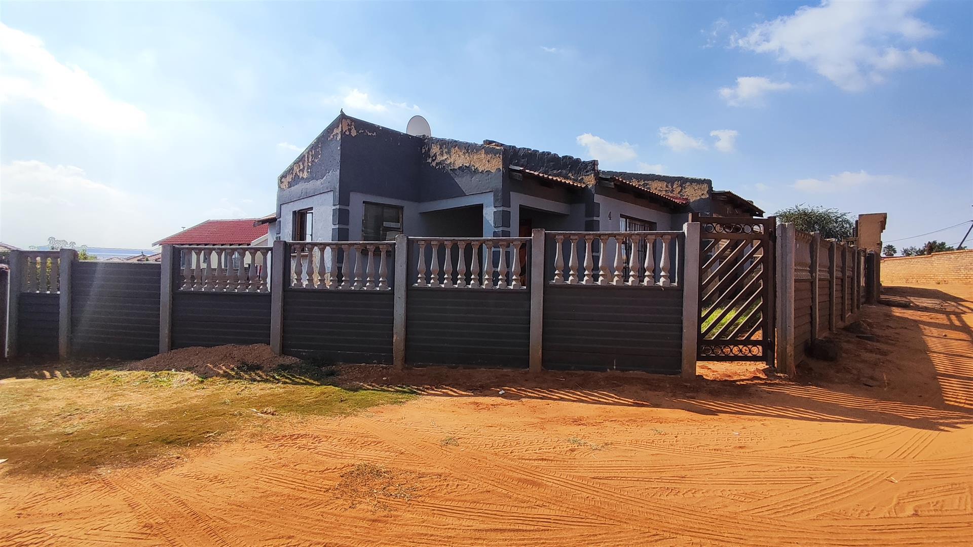 Front View of property in Leachville