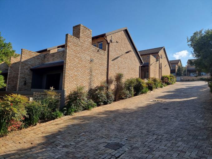 2 Bedroom Sectional Title for Sale For Sale in Wilgeheuwel  - MR630215