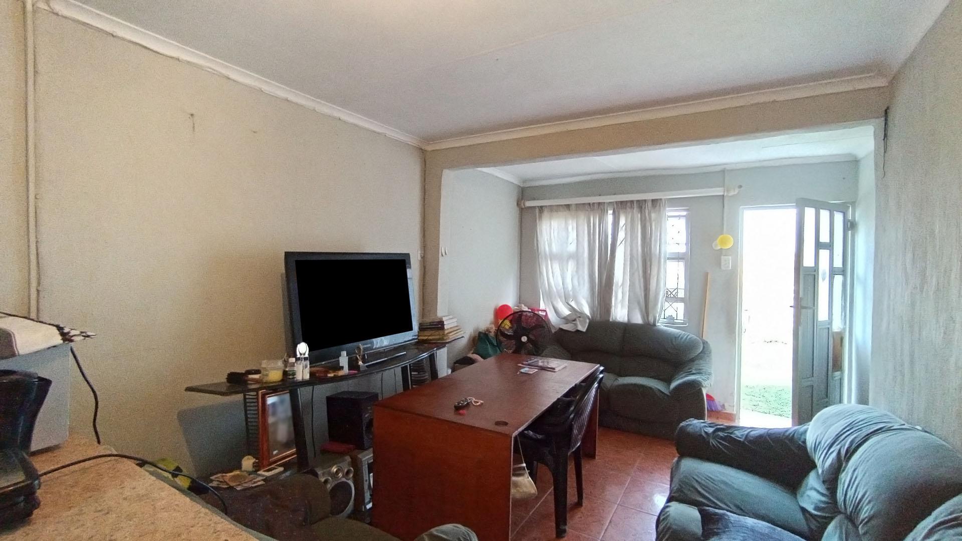 Lounges - 15 square meters of property in Lovu
