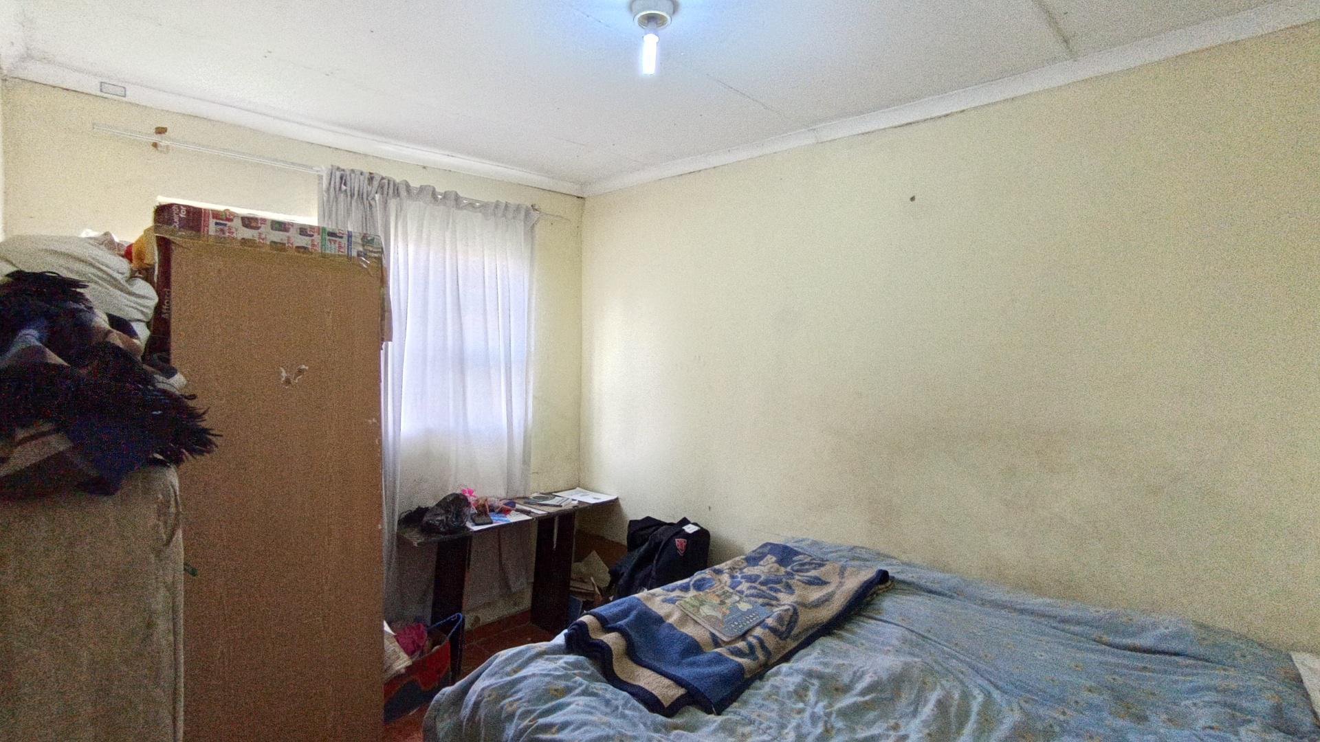 Bed Room 1 - 10 square meters of property in Lovu