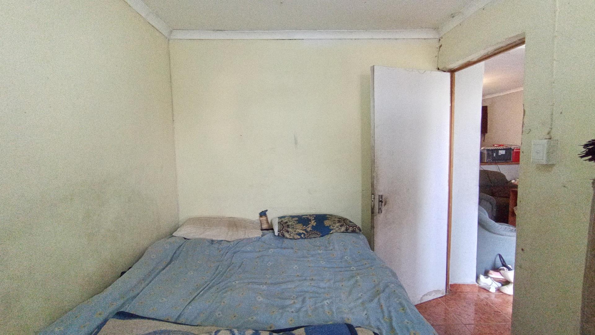 Bed Room 1 - 10 square meters of property in Lovu