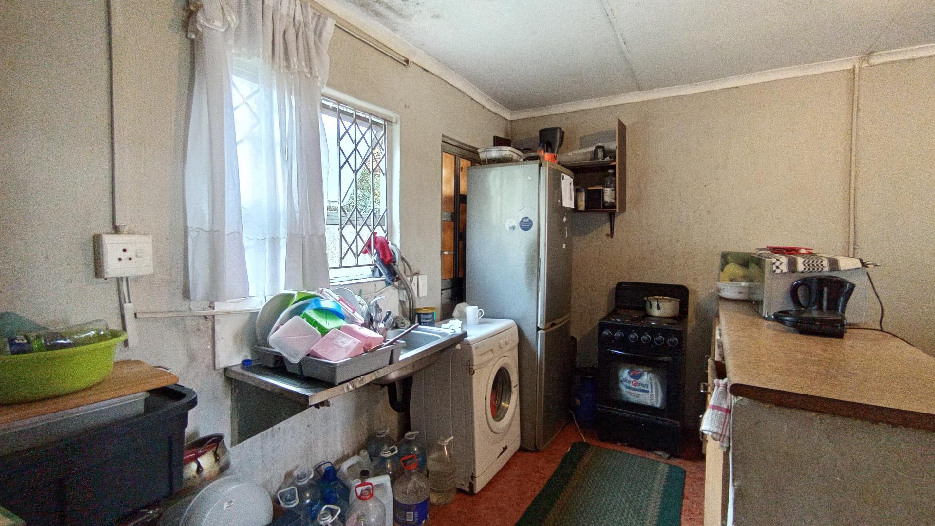 Kitchen - 8 square meters of property in Lovu