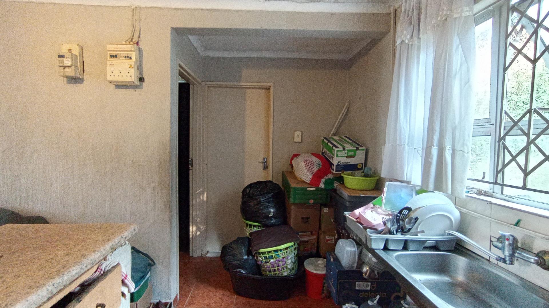 Kitchen - 8 square meters of property in Lovu