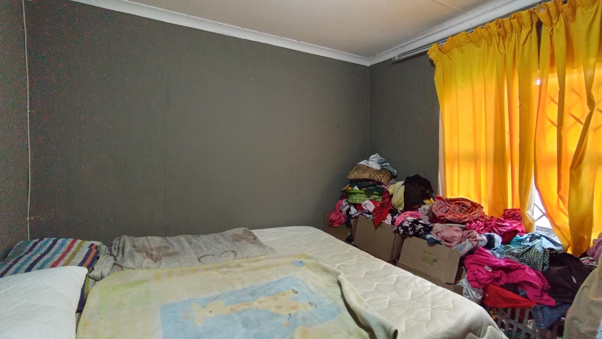 Bed Room 2 - 10 square meters of property in Lovu