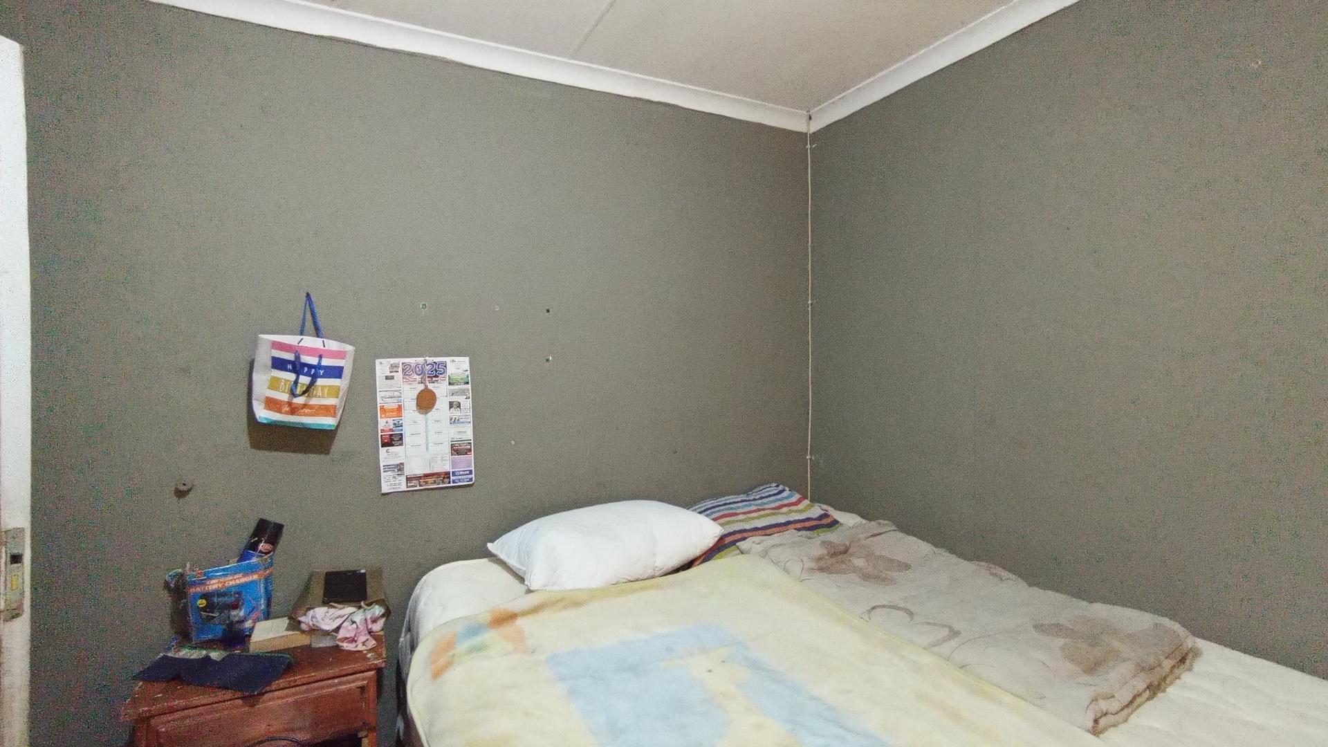 Bed Room 2 - 10 square meters of property in Lovu
