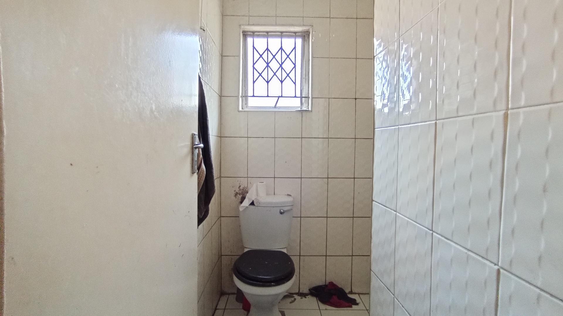 Bathroom 1 - 4 square meters of property in Lovu