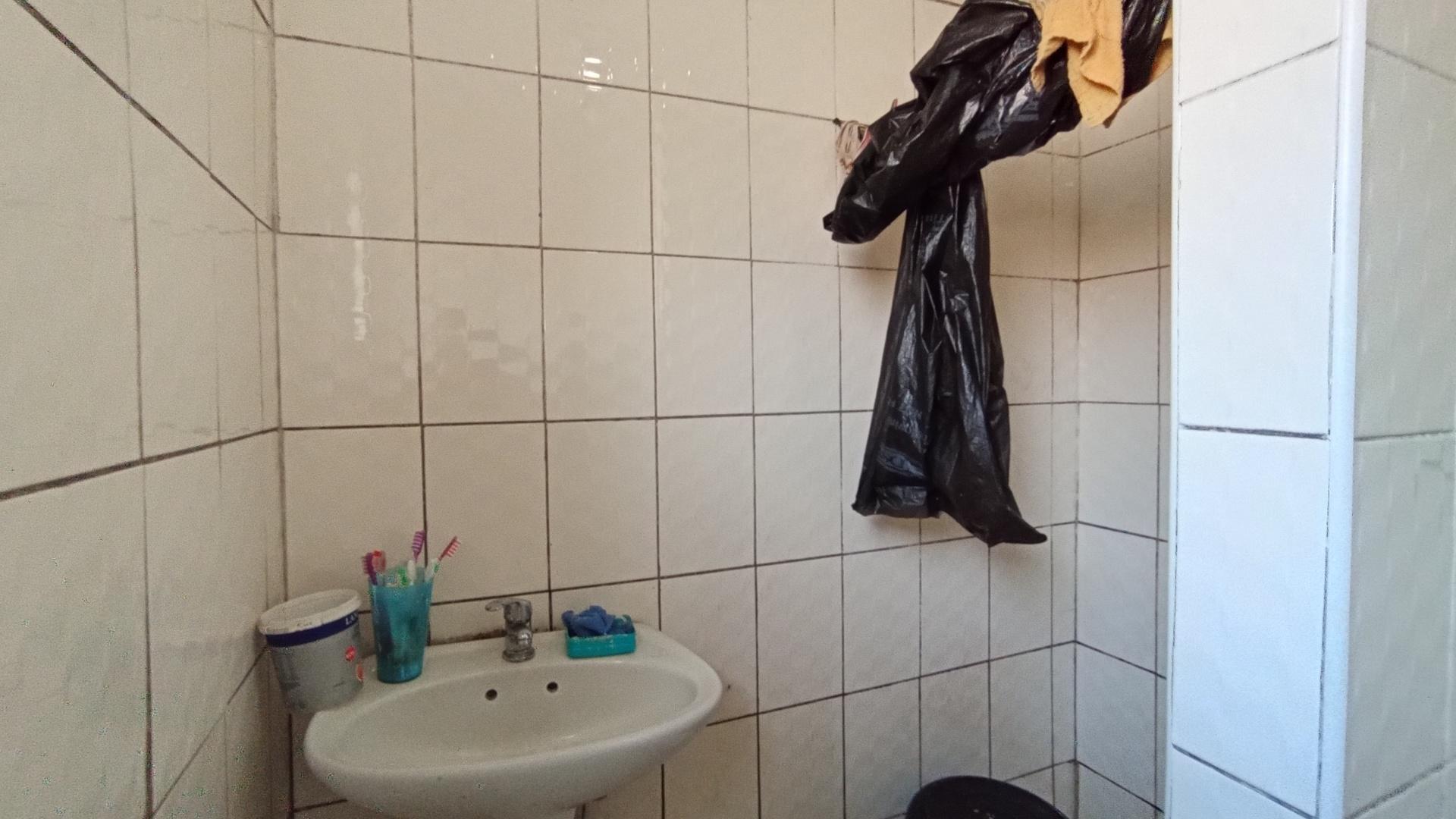 Bathroom 1 - 4 square meters of property in Lovu