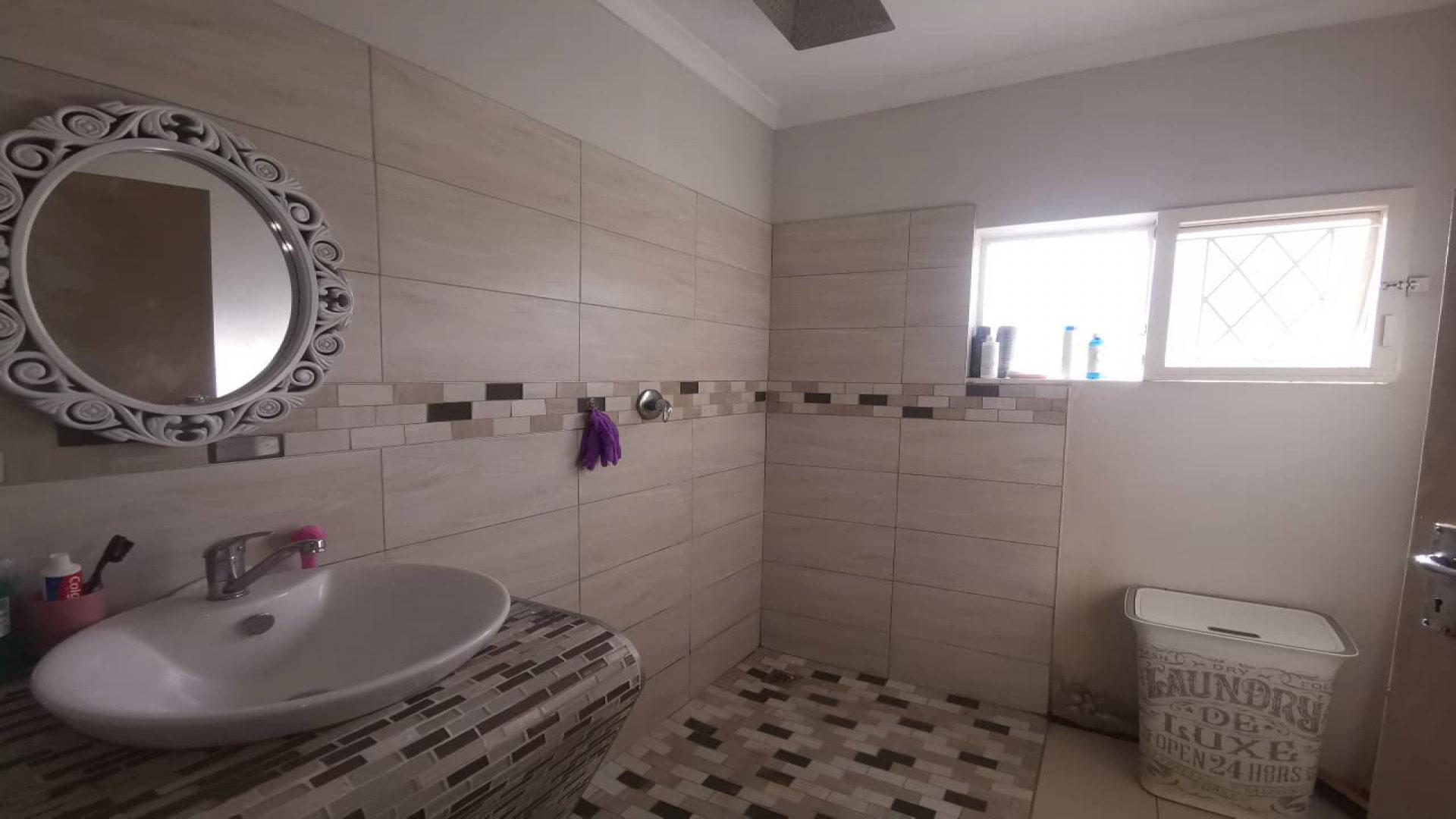 Bathroom 1 of property in Bellair - DBN
