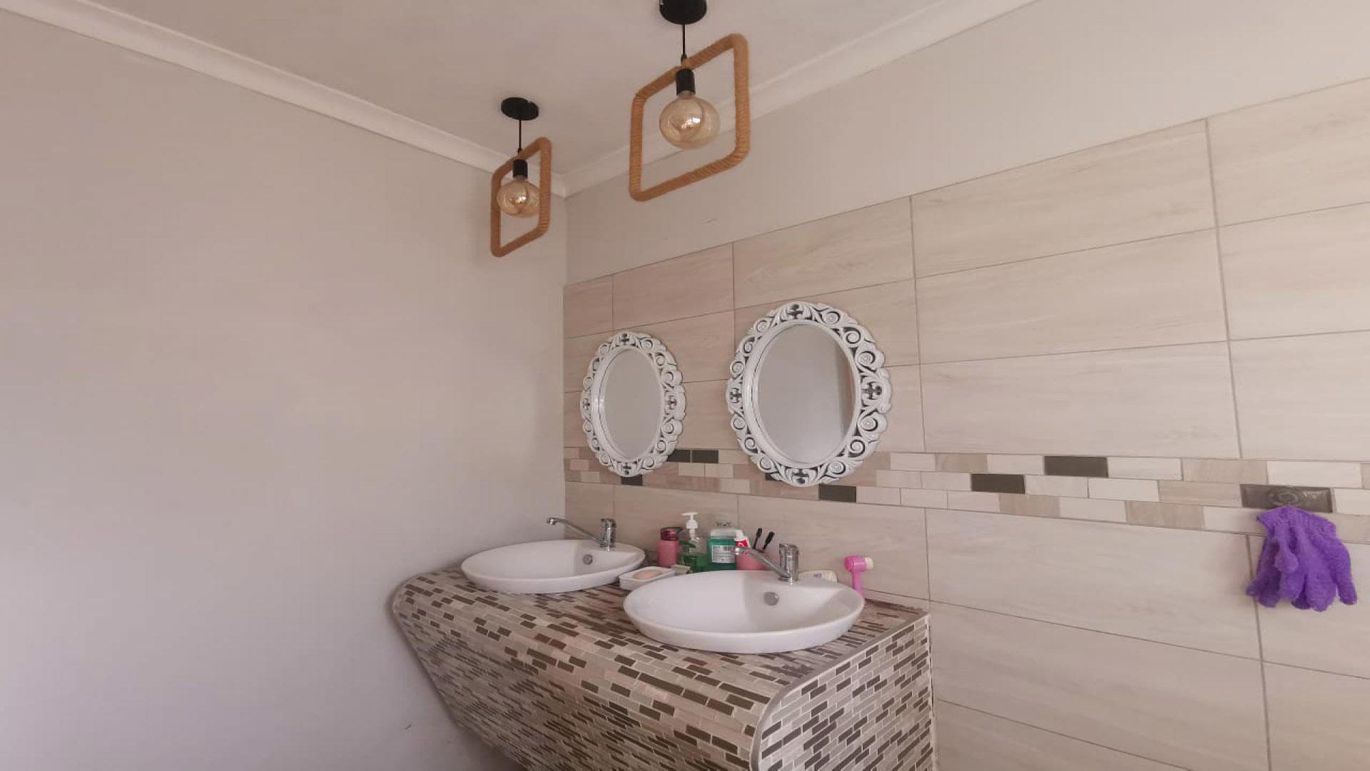 Bathroom 1 of property in Bellair - DBN