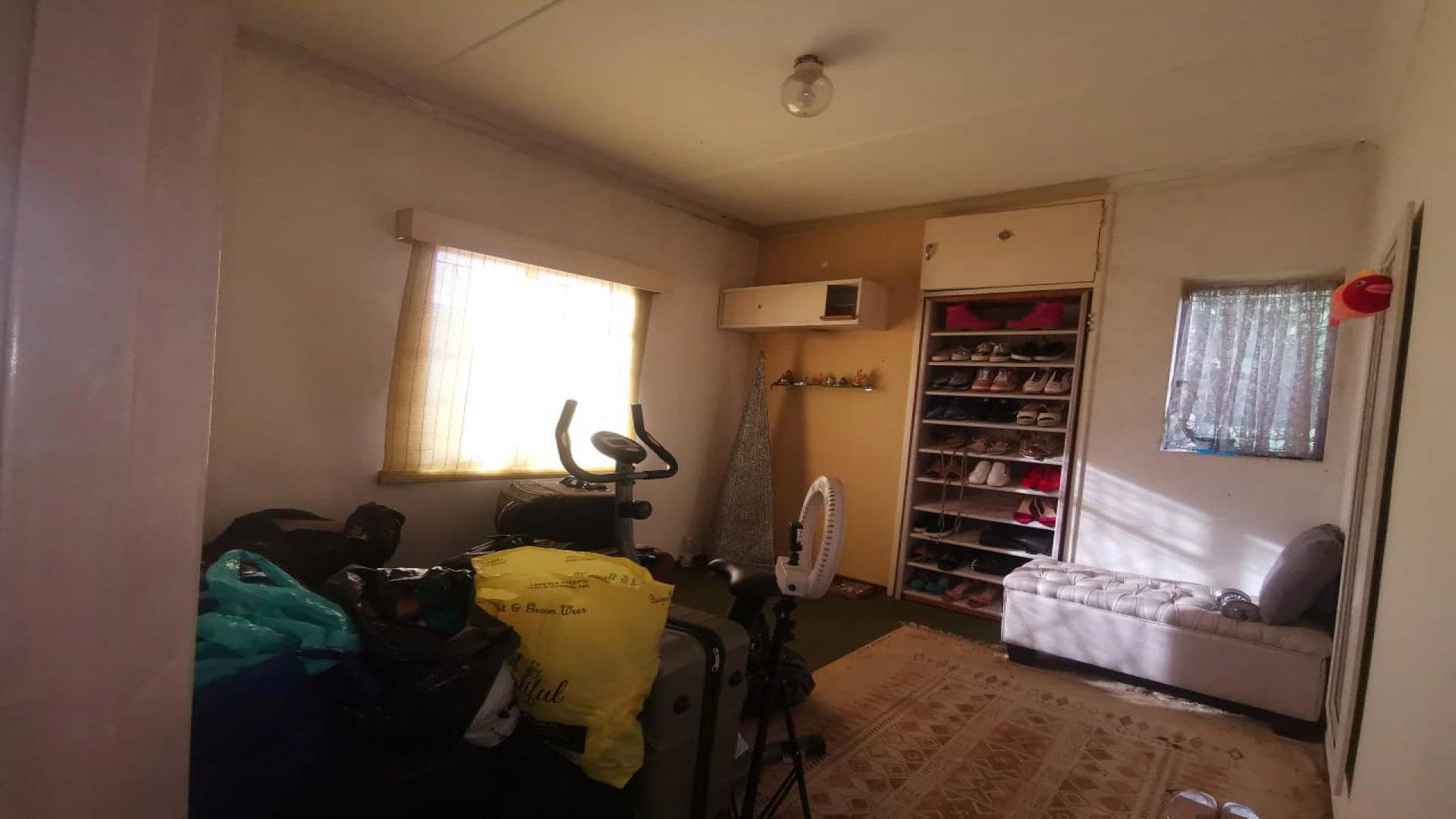 Bed Room 1 of property in Bellair - DBN