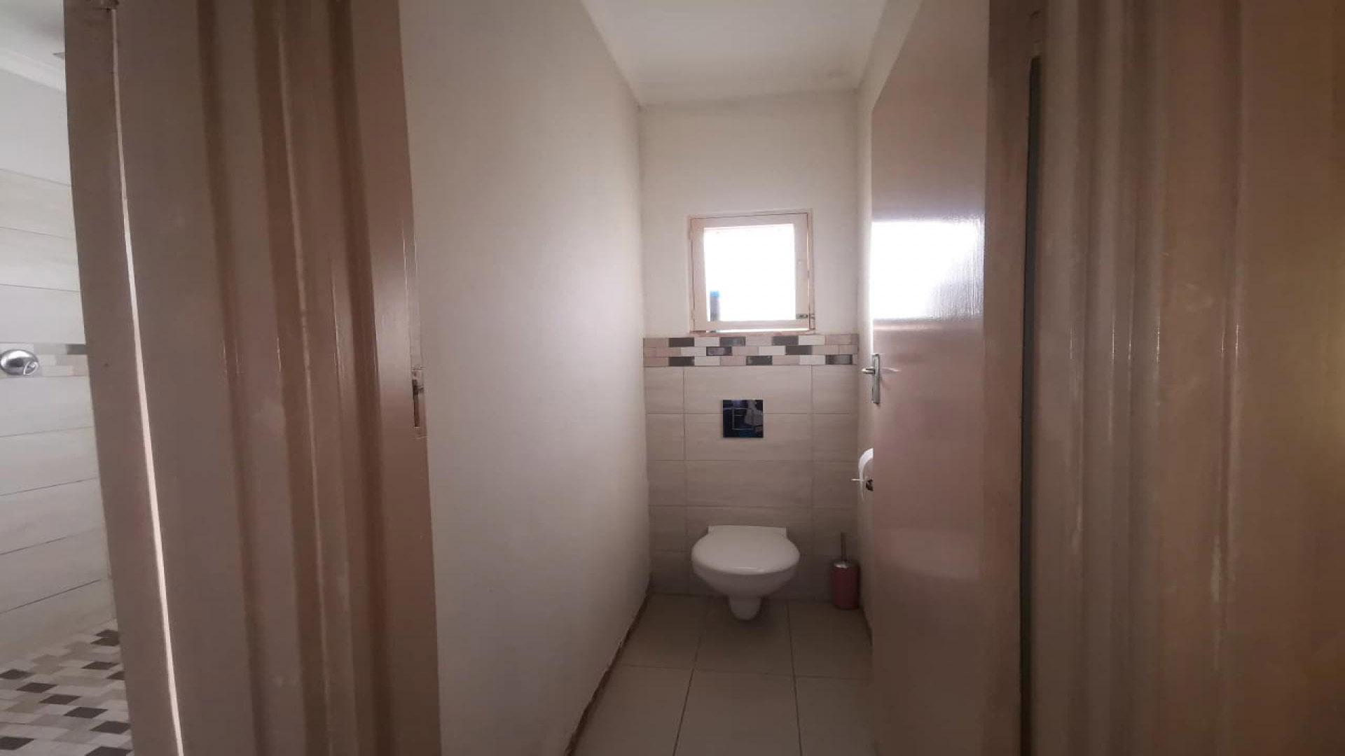 Bathroom 1 of property in Bellair - DBN