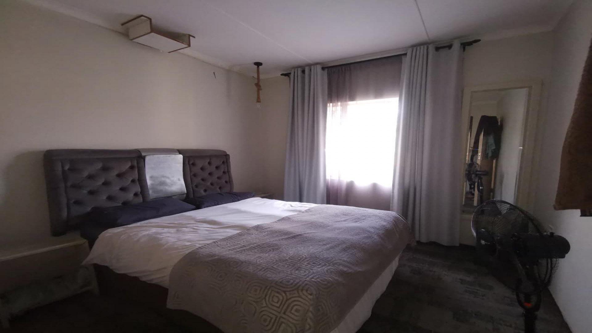 Bed Room 2 of property in Bellair - DBN