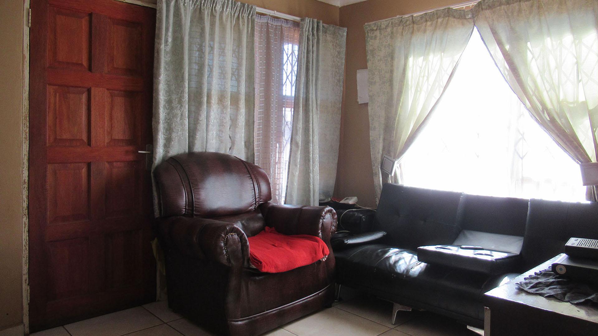 Lounges - 10 square meters of property in Mohlakeng