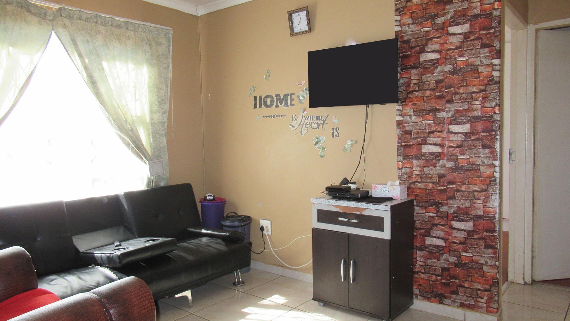 Lounges - 10 square meters of property in Mohlakeng