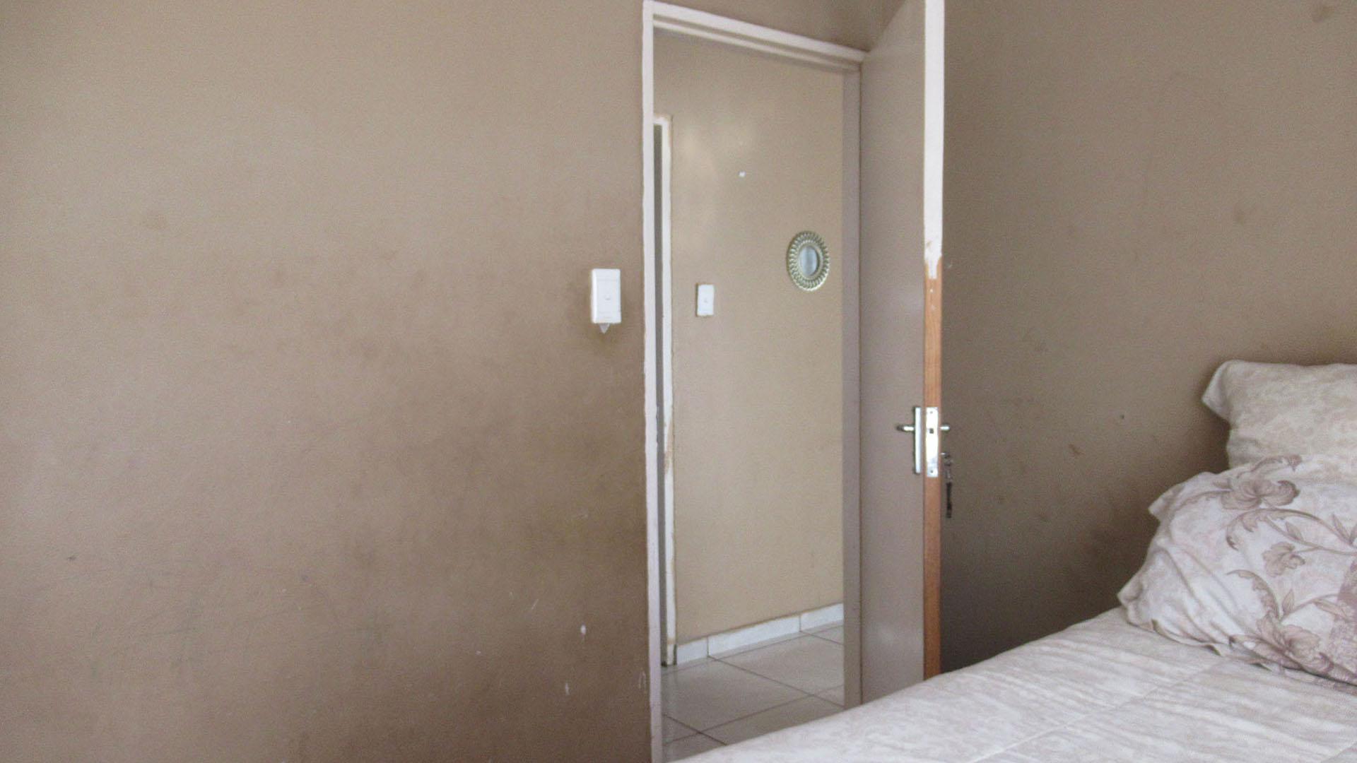 Bed Room 1 - 9 square meters of property in Mohlakeng