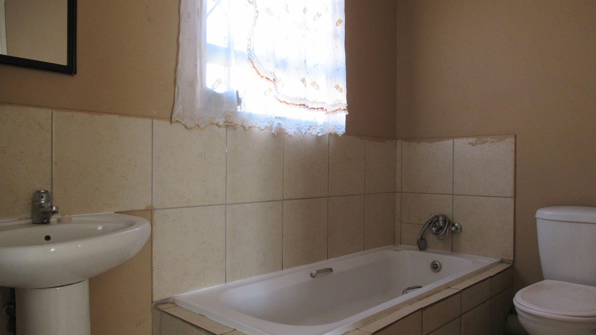 Bathroom 1 - 4 square meters of property in Mohlakeng