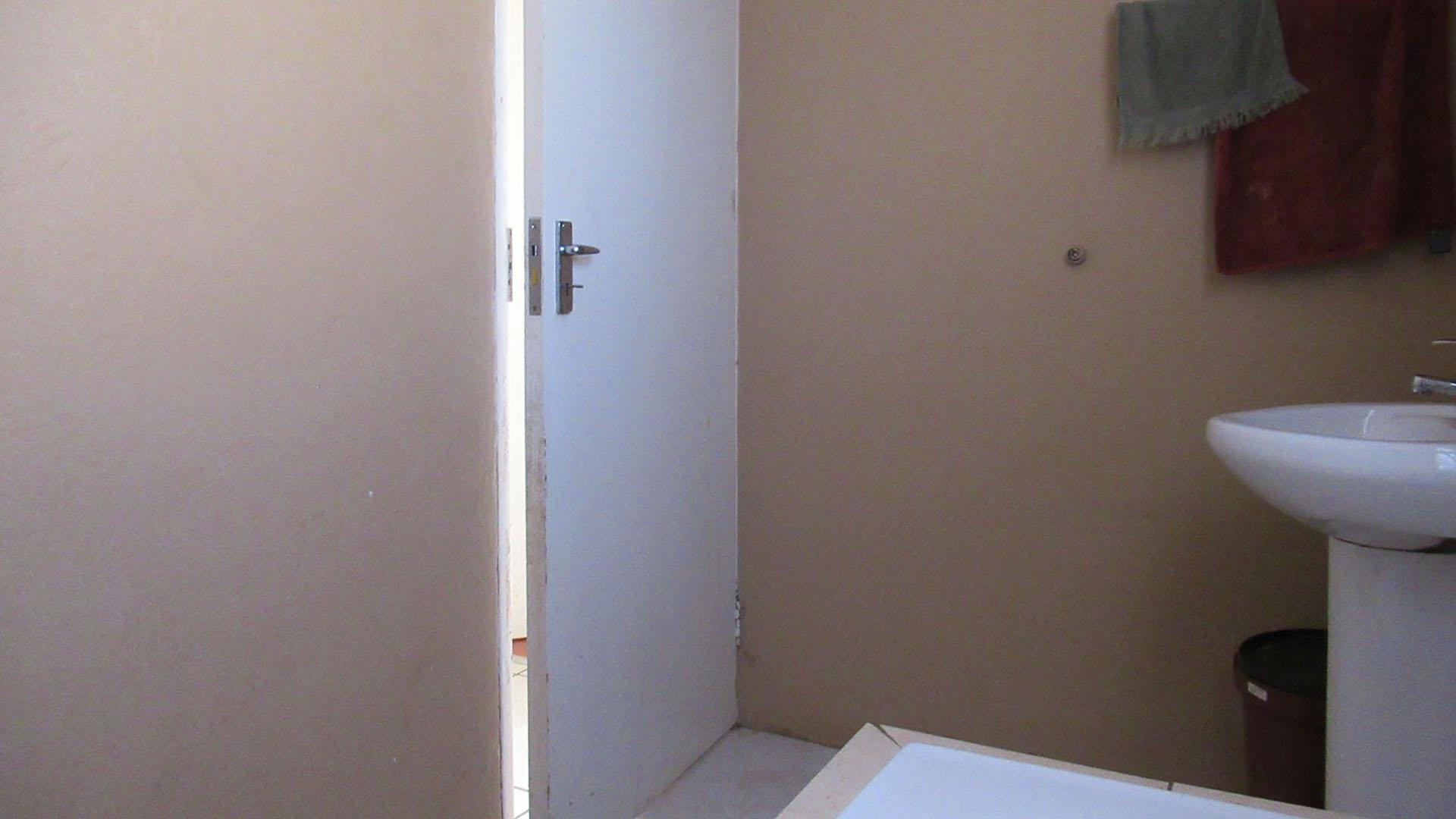 Bathroom 1 - 4 square meters of property in Mohlakeng