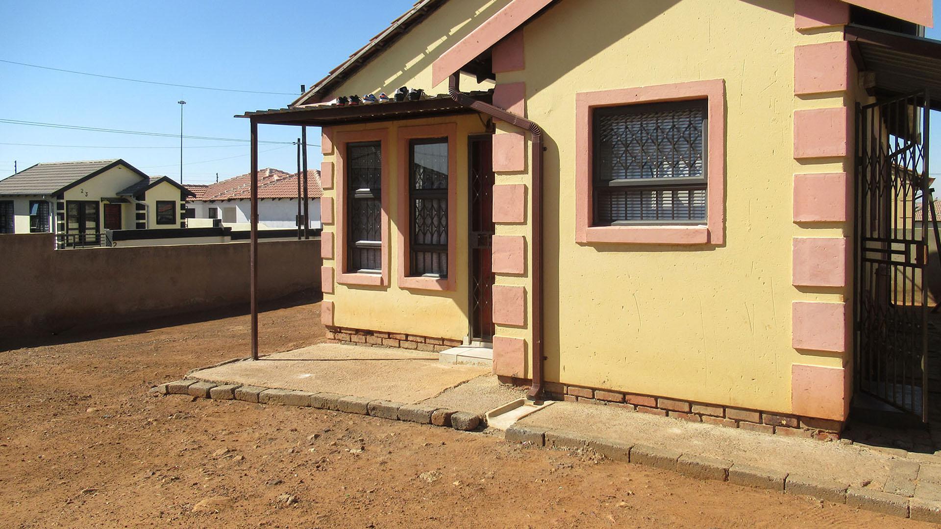 Front View of property in Mohlakeng