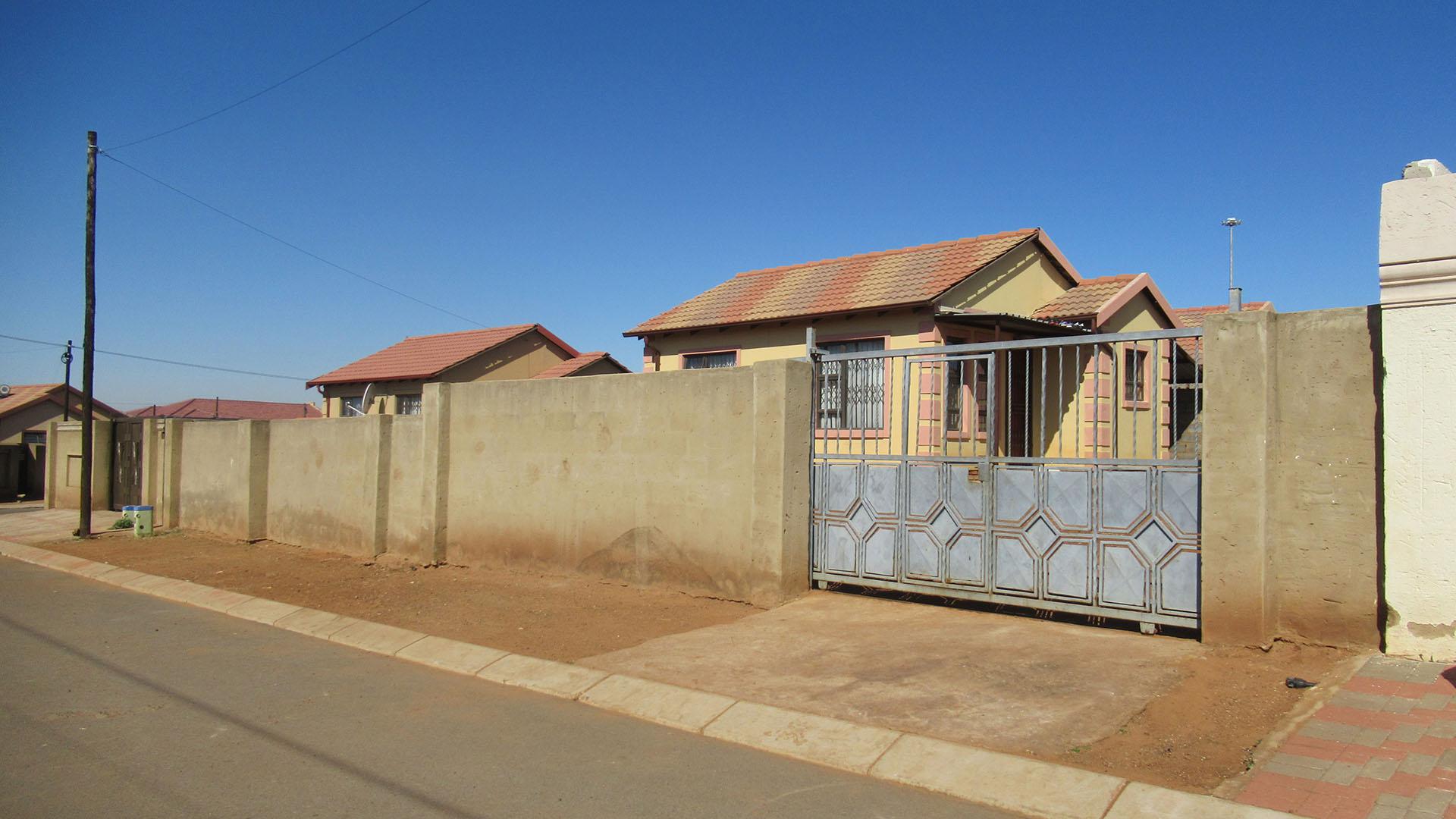 Front View of property in Mohlakeng