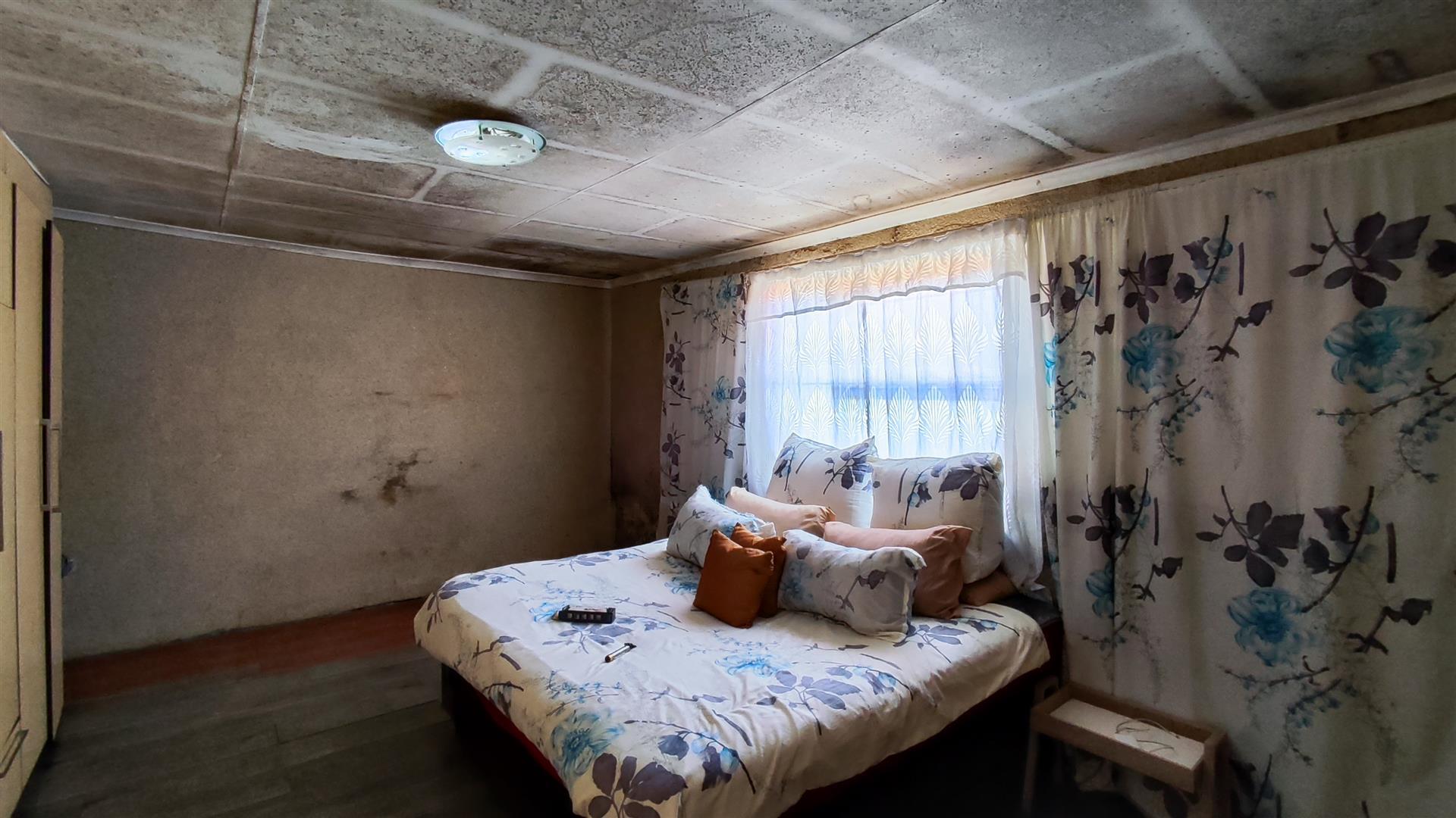 Bed Room 1 - 23 square meters of property in Lakeside