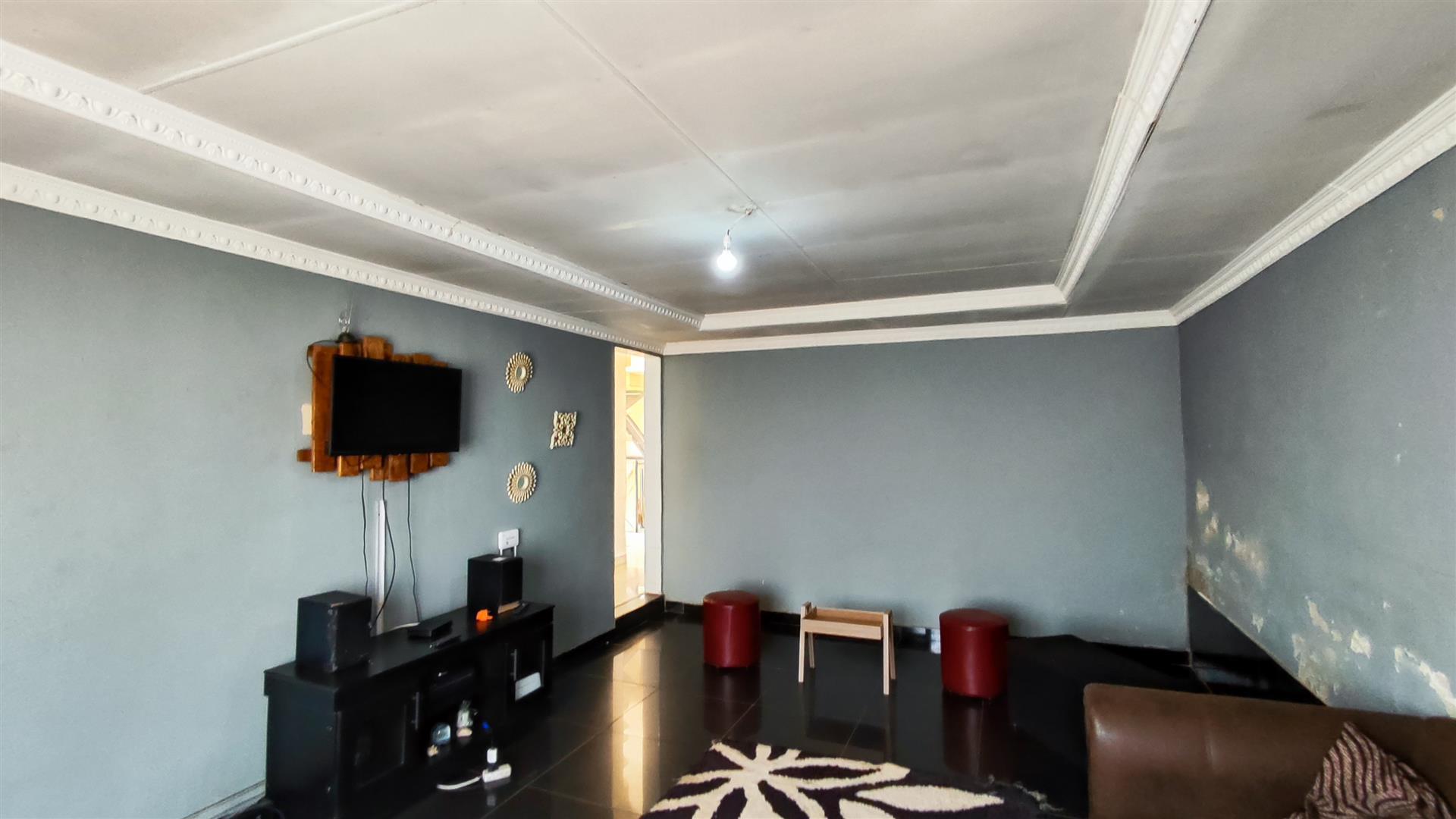 Lounges - 23 square meters of property in Lakeside