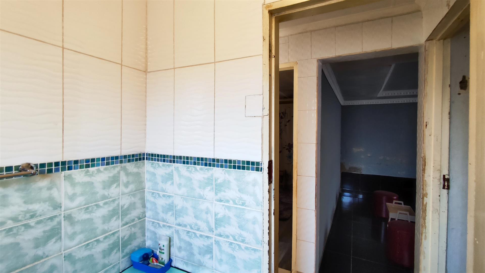 Bathroom 1 - 4 square meters of property in Lakeside