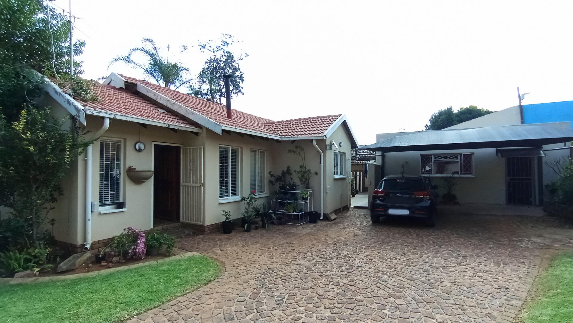 Front View of property in Weltevreden Park