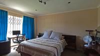 Main Bedroom - 18 square meters of property in Weltevreden Park