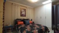 Bed Room 1 - 27 square meters of property in Weltevreden Park