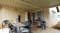Patio - 17 square meters of property in Weltevreden Park